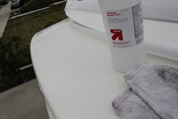 Una botella de alcohol para frotar