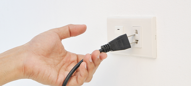 Desenchufar un enchufe de una toma de corriente