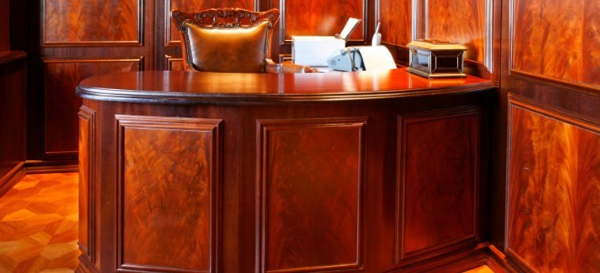 Cómo pulir una mesa de caoba