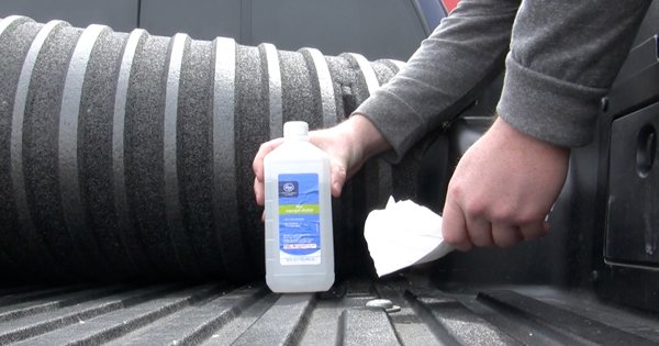 frotar alcohol en la parte trasera de un camión