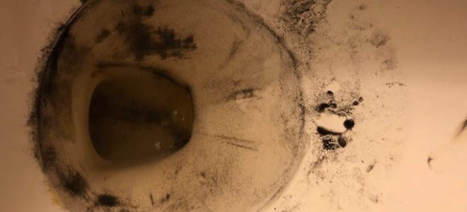 Cómo quitar las manchas de agua dura en los inodoros