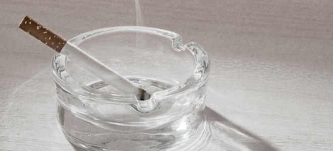 Cómo quitar las manchas de humo de cigarrillo de las paredes