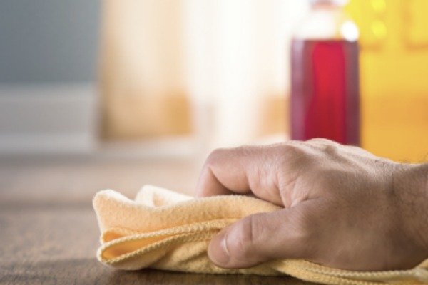limpiar un piso de madera con un trapo