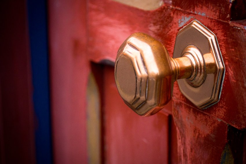 Pomo de latón en puerta roja