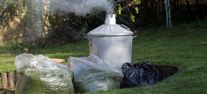 Cómo usar un incinerador de jardín