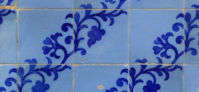 azulejos azules con lechada sucia entre ellos