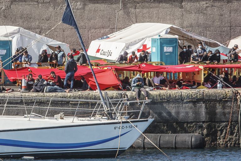 Más de 2.300 inmigrantes permanecían hacinados ayer en el muelle de Arguineguín, Gran Canaria.