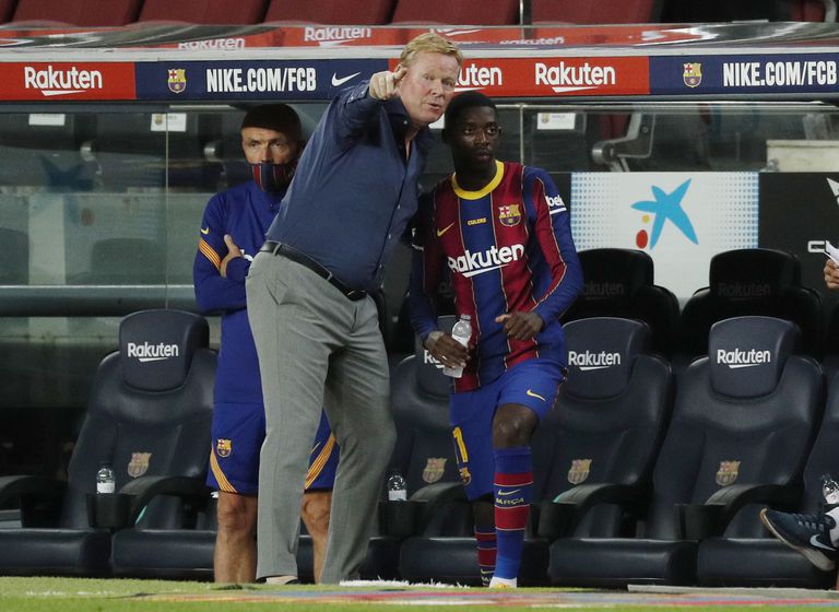 Koeman habla con Dembélé, en un partido del Barcelona en la pretemporada.
