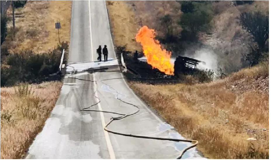 Difunden imágenes de la camioneta que explotó cargada con huachicol robado, en Pedro Escobedo