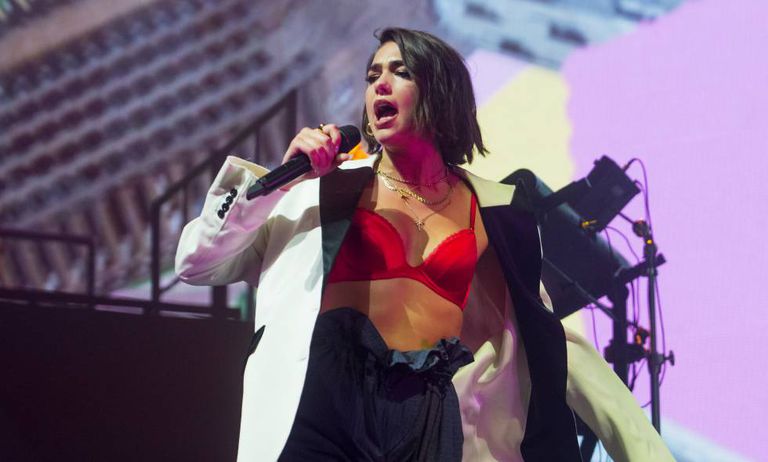 La cantante Dua Lipa en una actuación en abril de 2018 en Londres.