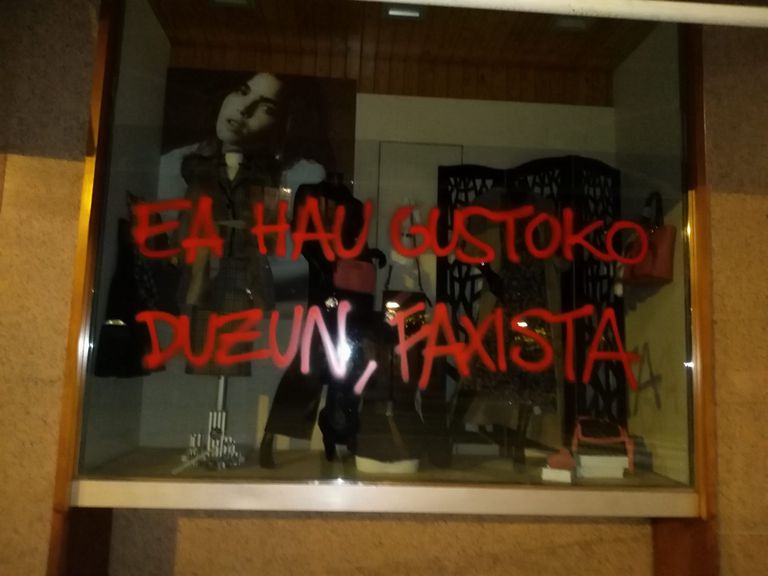 Escaparate de la tienda de la familia de Abascal en Amurrio tras el ataque.