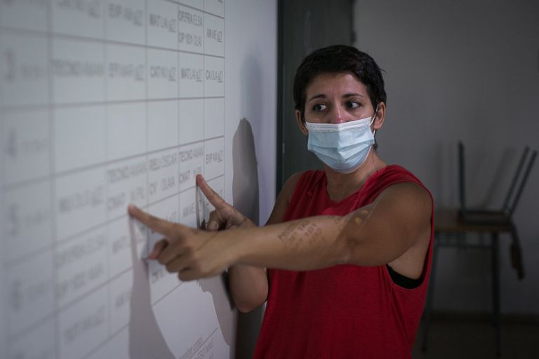 Una profesora da clase en un instituto de Elspugues de Llobregat (Barcelona).