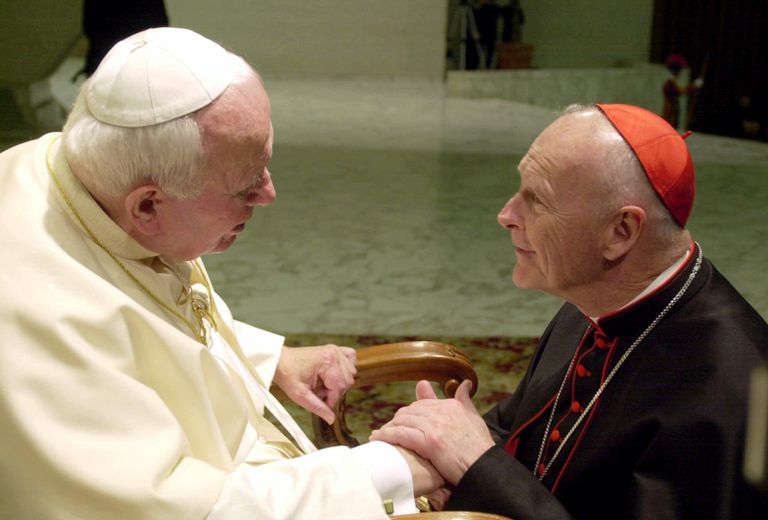 El cardenal Theodor McCarrick coge la mano de Juan Pablo II en una imagen de 2001.