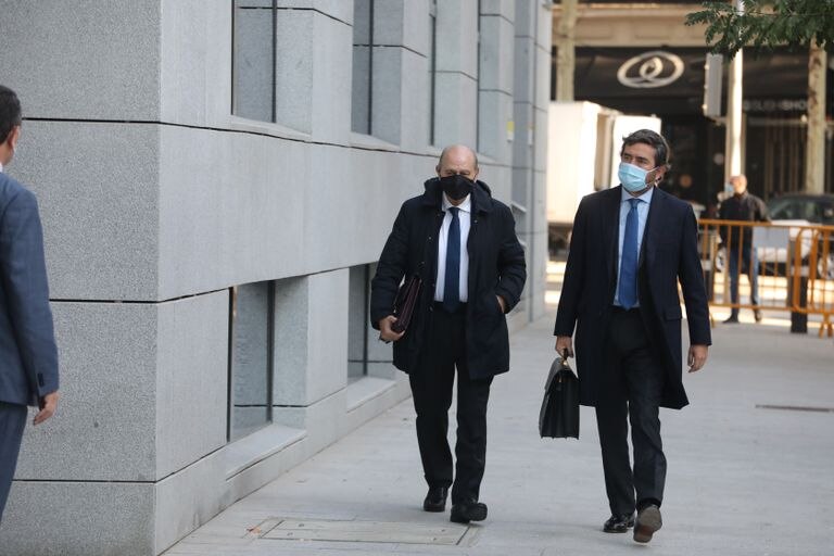 Desde la izquireda, el exministro Jorge Fernández Díaz y su abogado, a su llegada a la Audiencia Nacional el pasado viernes.