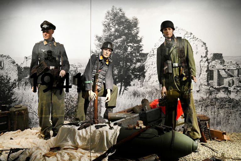 Algunos de los cascos, armas y uniformes de la Alemania nazi exhibidos en el Oorlogsmuseum (Museo de la Guerra) de Overloon, Holanda