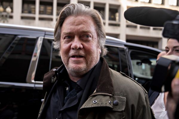 El programa de Steve Bannon se quitó de Twitter y YouTube por los llamados a la violencia