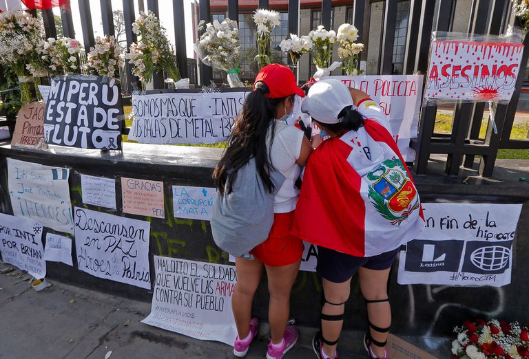 Un par de mujeres en un homenaje a las víctimas mortales durante las protestas en Lima, Perú.