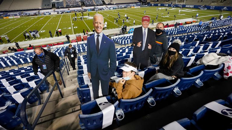 Dos imágenes en cartón de los candidatos presidenciales de EE UU durante un partido de fútbol universitario en Kentucky.