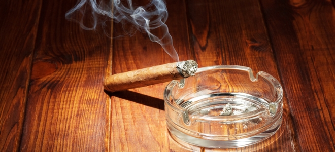 Elimina naturalmente el olor a cigarrillo de los muebles de madera