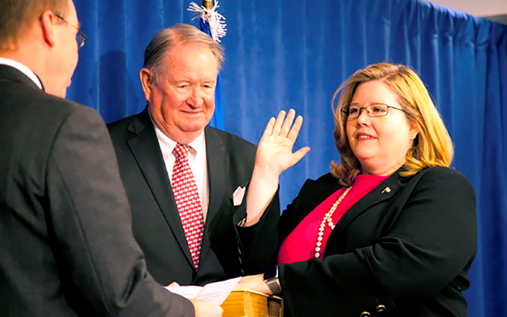 Emily Murphy, la mujer que bloquea la transición en EU