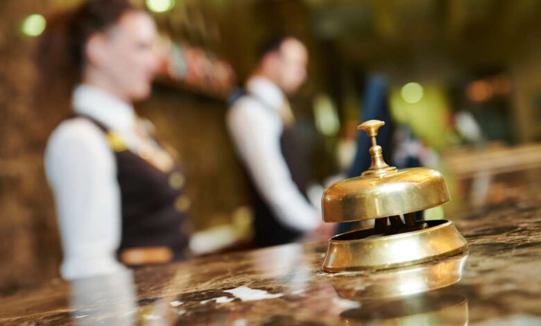 Empleada de hotel sufre paro cardíaco tras ser escupida por un cliente que se negó a usar cubre bocas