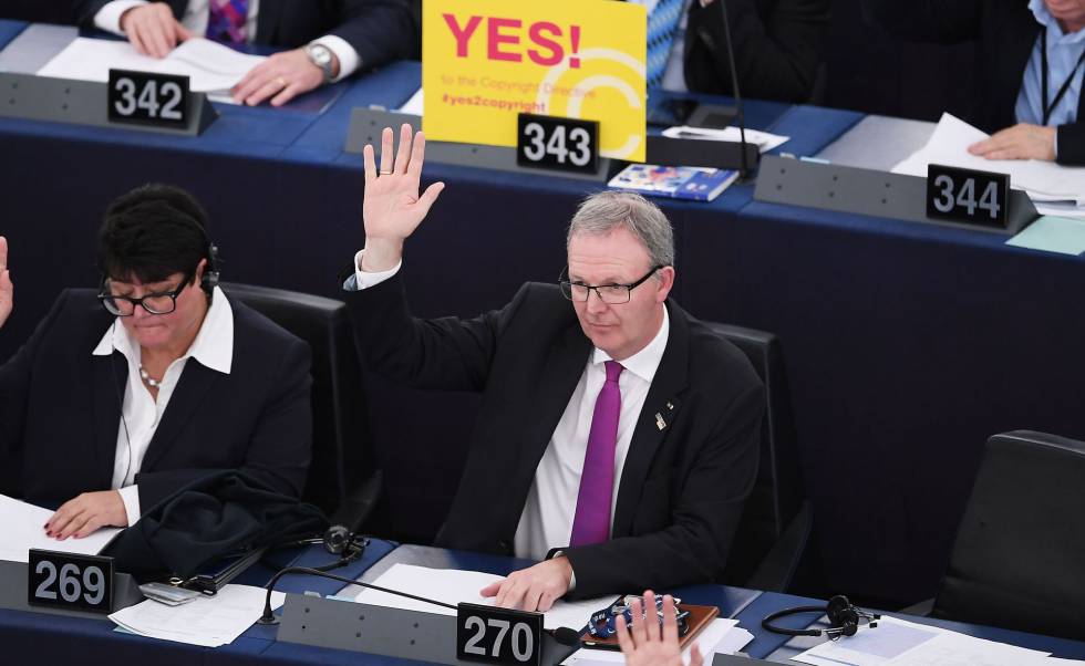 Axel Voss vota a favor de la reforma del 'copyright', de la que ha sido el principal impulsor, hoy en Estrasburgo.