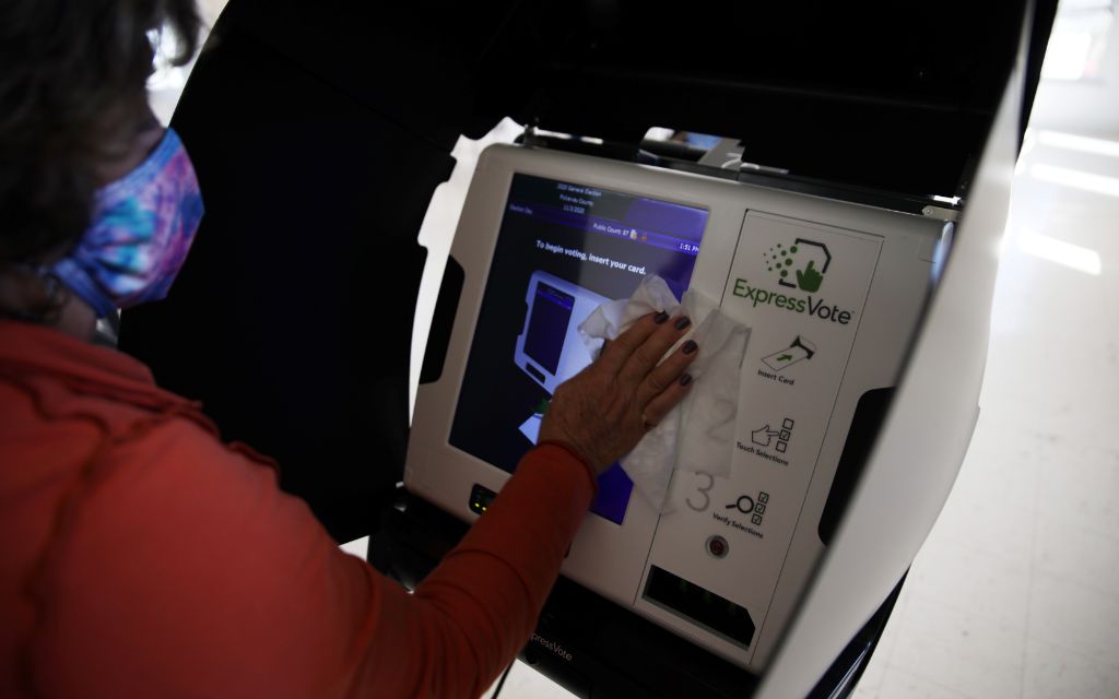 FBI investiga llamadas automáticas que instan a personas a “quedarse en casa” en día electoral en EU