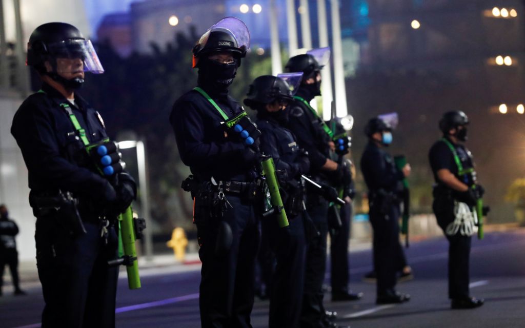 Grupos de apoyo y opositores a Donald Trump se confrontan en California