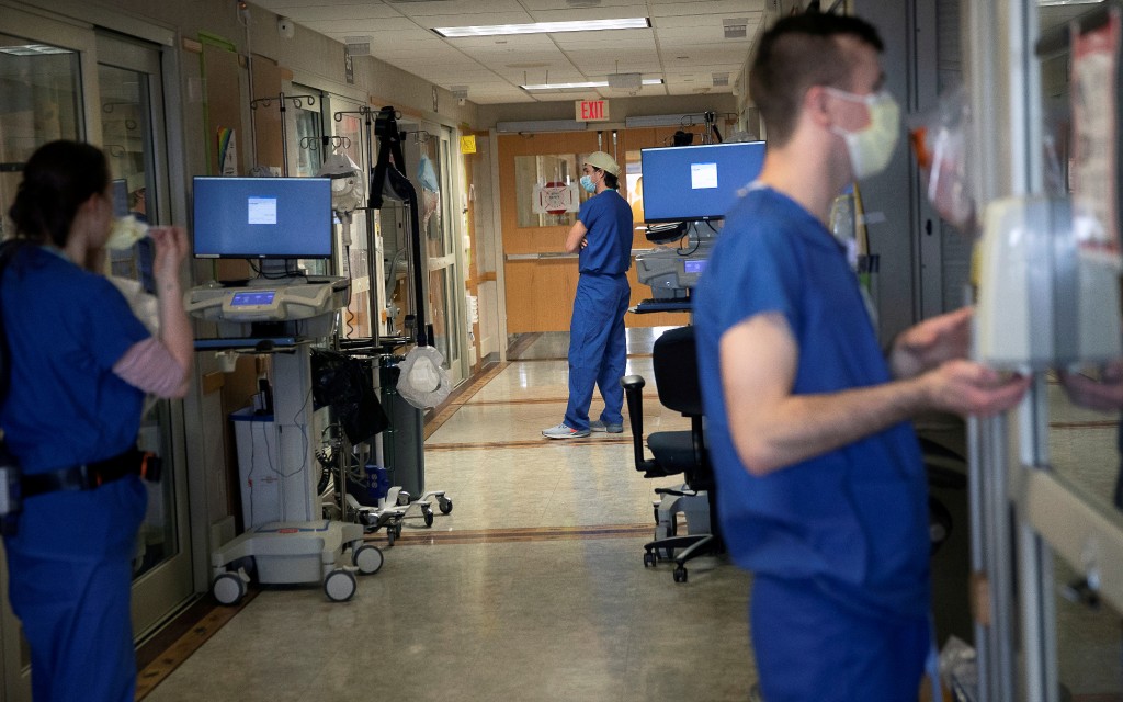 Hospitalizaciones en EU por Covid-19 suben casi 50% en dos semanas
