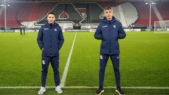 Zaldua e Imanol, de la Real Sociedad, posan en el AFAS Stadion de Alkmaar