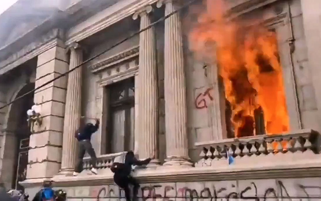 Incendian el Congreso de Guatemala