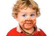 niño con helado en la cara y la camisa