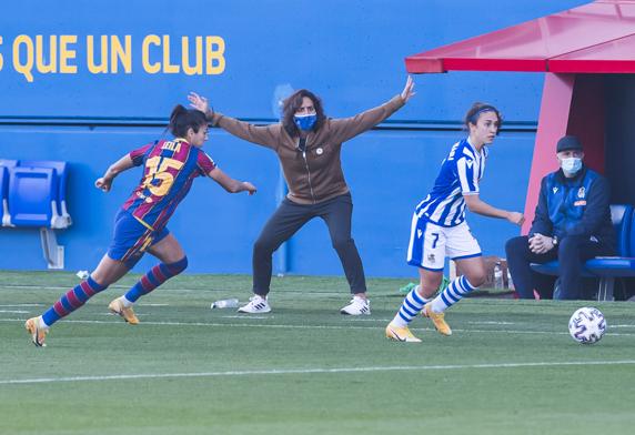 Nahikari conduce un balón bajo la atenta mirada de Sheila y Natalia Arroyo.