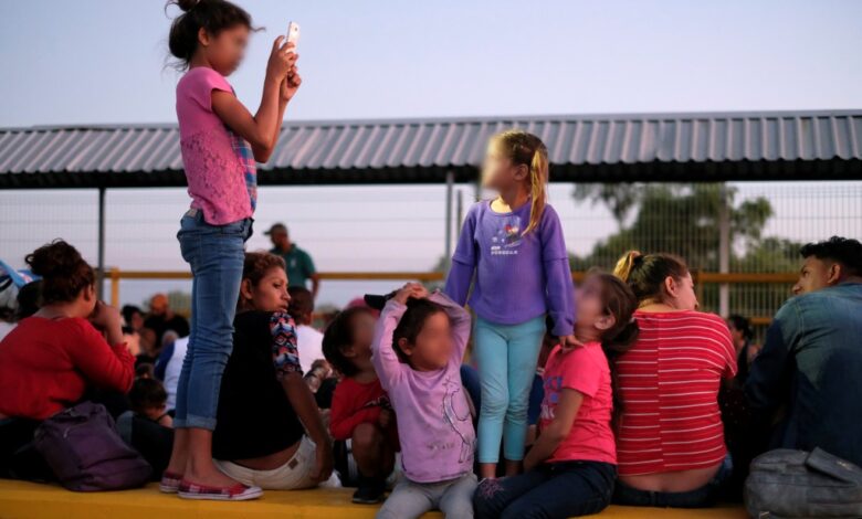 Juez bloquea política de Trump que permitía expulsar a niños migrantes no acompañados