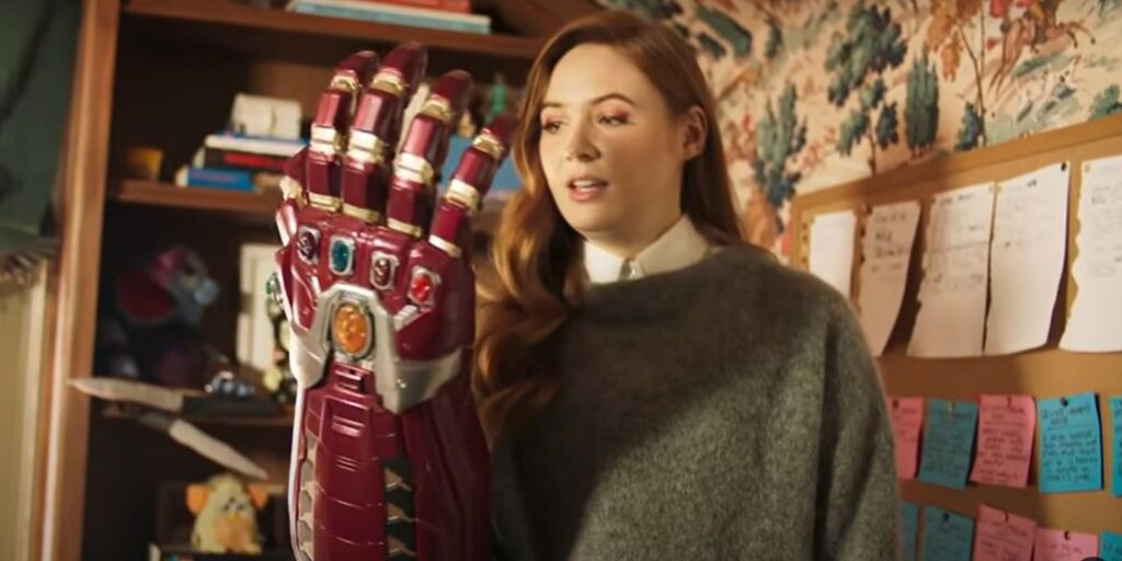 Karen Gillan de Endgame muestra una marioneta nebulosa y un guante infinito