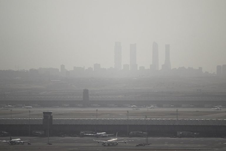 Contaminación en Madrid con las cuatro torres de la Castellana al fondo.