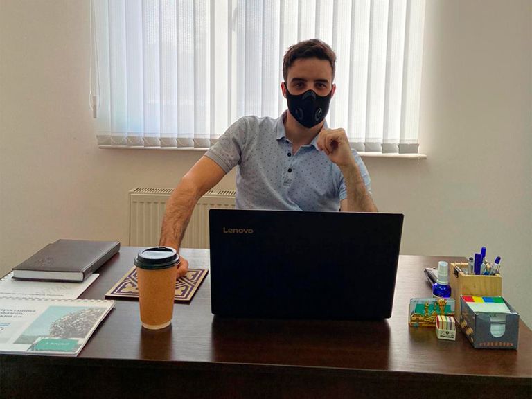 Diego Amado trabaja desde casa en Nursultán (Kazajistán).