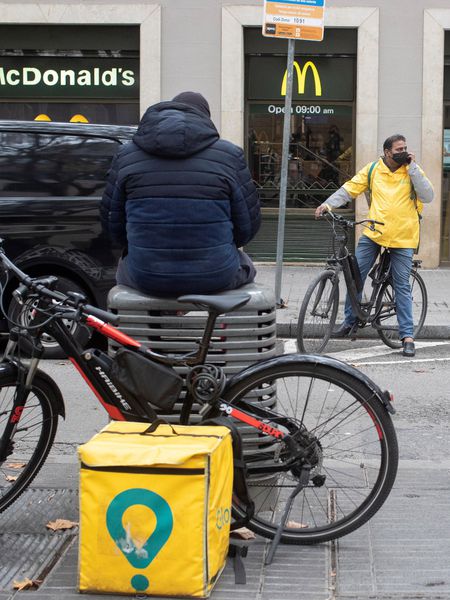 Varios repartidores esperaban ante un local de comida rápida en Barcelona el miércoles.