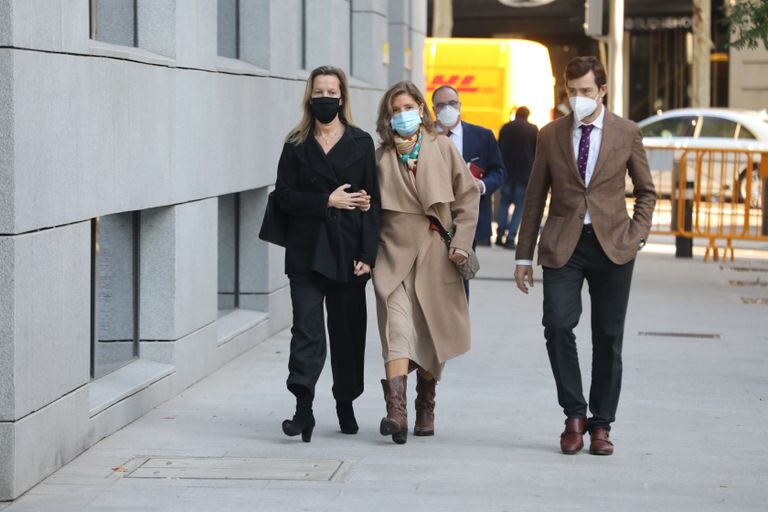 Rosalía Iglesias (en el centro), mujer del extesorero del PP Luis Bárcenas, llega a la Audiencia Nacional el 30 de octubre.