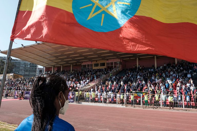 Donantes de sangre para la campaña militar que lleva a cabo el Ejército etíope en Tigray cantan este miércoles el himno nacional en un estadio en Addis Abeba.