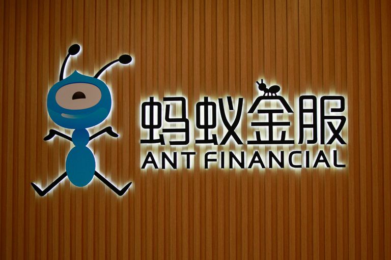 Cartel con el logotipo de Ant Financial en la sede de la empresa en Hangzhou (China).