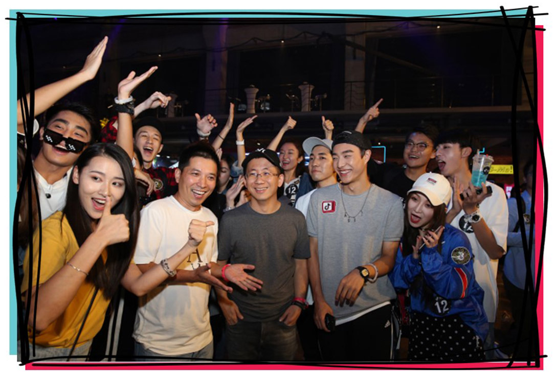 Yiming y Lidong aparecen en un evento promocional de Douyin que marca el primer aniversario de la aplicación en septiembre de 2017