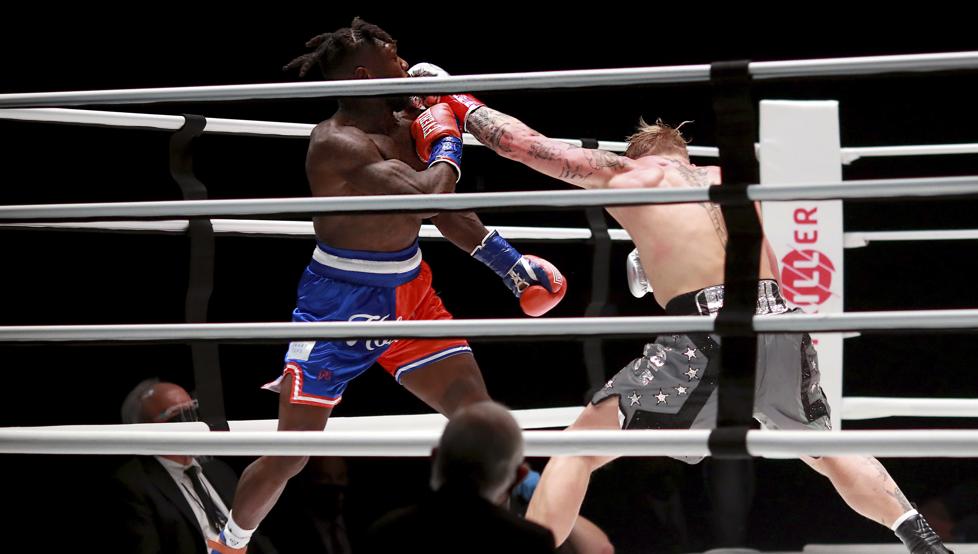 Jake Paul golpea a Nate Robinson durante su pelea en el Staples Center.