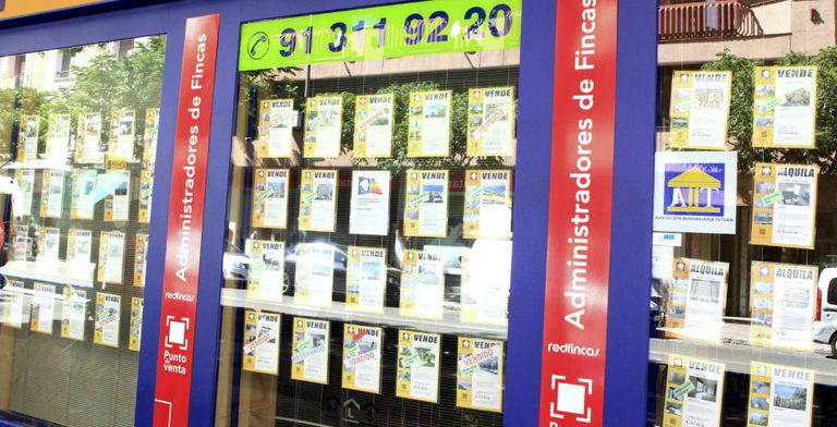 Escaparate de una inmobiliaria en Madrid, el pasado agosto.