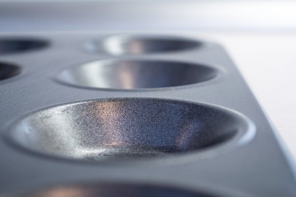 Una lata de cupcakes vacía. 