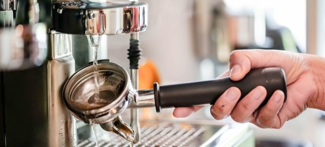 lavar una máquina de espresso