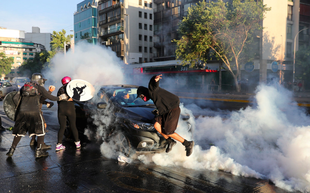 Los chilenos salen a la calle para protestar contra la congelación de las pensiones