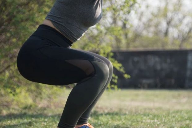Los ejercicios perfectos para caderas y glúteos entumecidos por el teletrabajo