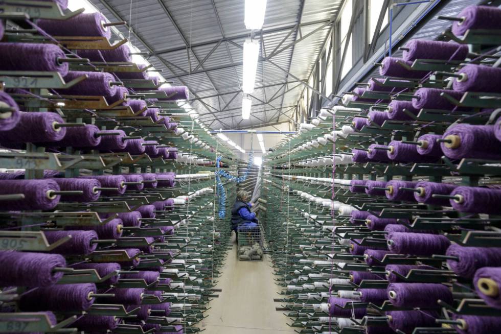 Pasillo jalonado por bobinas de hilo.