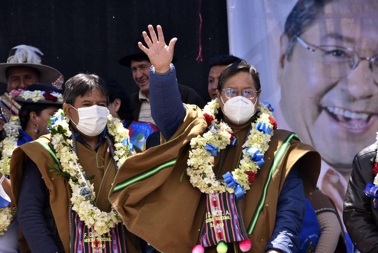 Luis Arce, presidente electo de Bolivia, celebra su victoria en un mitin en El Alto.